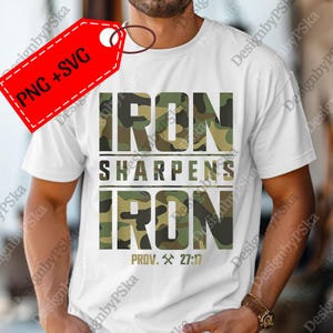 Peut inclure: T-shirt blanc avec l'inscription "IRON SHARPENS IRON" en motif camouflage. Le texte est disposé sur trois lignes, avec "PROV. 27:17" en dessous. Une étiquette rouge avec "PNG + SVG" est dans le coin supérieur gauche.
