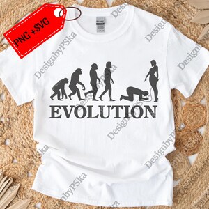 Könnte beinhalten: Weißes T-Shirt mit einer schwarzen Grafik, die die menschliche Evolution darstellt und mit einer knienden Person endet. Das Wort "EVOLUTION" ist fett und schwarz unter der Grafik gedruckt. Das Shirt hat einen Rundhalsausschnitt und kurze Ärmel.