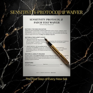 Puede incluir: Un documento titulado "SENSITIVITY PROTOCOL & WAIVER" con texto sobre alergias a adhesivos y pruebas de parche. Un bolígrafo dorado descansa sobre el documento. El texto "The First Step of Every New Set" está en la parte inferior.