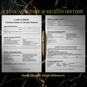 Pode incluir: Um formulário de histórico de saúde e admissão clínica para serviços de cílios e sobrancelhas. O formulário inclui seções para dados demográficos do cliente, saúde ocular, contraindicações médicas e hábitos de vida. Uma caneta dourada repousa sobre o formulário.