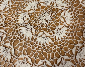 Ręcznie robiony na szydełku koronkowy kwiatowy element centralny stołu, serwetka w stylu rustykalnym (60 x 60 cm)