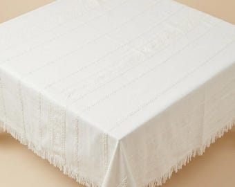 White Woven Tablecloth with Decorative Texture – 115 × 115 cm