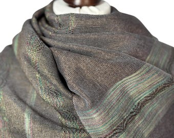 Szalik z jedwabiu merynosowego barwiony ręcznie, tkany ręcznie w kolorze brązowo-zielonym, elegancki szal, możliwość personalizacji monogramem, spersonalizowane opakowanie