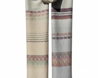 Hand-woven light grey-beige Merino scarf – Raspberry pattern – Luxury wool scarf – Elegant women's shawl