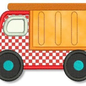 Peut inclure: Un camion à benne basculante jouet rouge avec un motif à carreaux et une cabine jaune. Le camion a une benne brune avec trois ouvertures rectangulaires et des roues noires.