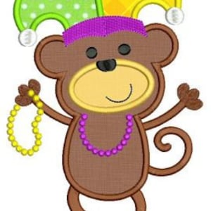 Puede incluir: Un mono marrón que lleva un gorro de bufón morado y verde con lunares amarillos y verdes. El mono sostiene una cadena de cuentas amarillas y lleva un collar de cuentas moradas.