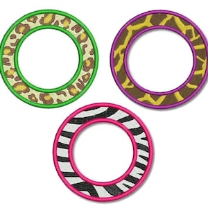 Op de afbeelding: Drie geborduurde cirkels met verschillende dierenprintontwerpen. De cirkels zijn groen, paars en roze met zwart-witte zebrastrepen.