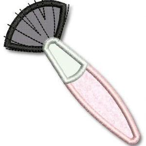 Puede incluir: Un pincel de maquillaje negro y gris con un mango rosa. El pincel tiene una cabeza en forma de abanico.