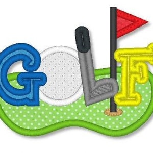 Könnte beinhalten: Ein grüner Golfplatz mit einem weißen Golfball, einem grauen Golfschläger und einem gelben "F" und einem blauen "G" auf grünem Hintergrund. Eine rote Flagge befindet sich auf einem schwarzen Mast.