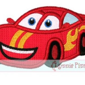 Könnte beinhalten: Rotes Cartoon-Rennwagen mit einem lächelnden Gesicht, gelben Streifen und Flammen an der Seite.