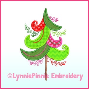 Op de afbeelding: Een grillig groen, roze en rood kerstboom borduurmotief in patchwork stijl. Het ontwerp heeft een verscheidenheid aan texturen en patronen, waaronder stippen, ruitjes en chevron. De boom is gekroond met een werveling en heeft kleine bladeren rond de basis. De tekst "©LynniePinnie Embroidery" staat onderaan het ontwerp.