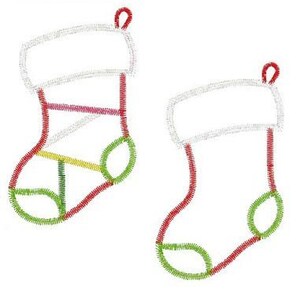 Peut inclure: Deux bas de Noël avec des hauts blancs, des corps rouges et des accents verts et jaunes. Les bas ont des boucles rouges pour les suspendre. Le design est souligné par un matériau texturé en forme de fil.