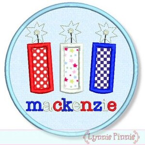 Puede incluir: Un círculo azul con fondo blanco y tres petardos rojo, blanco y azul con estrellas en la parte superior. El texto "mackenzie" está escrito en letras rojo, blanco y azul debajo de los petardos.
