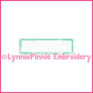 Puede incluir: Un diseño de bordado rectangular blanco con un borde turquesa. El borde está hecho de un patrón repetitivo de pequeñas estrellas y líneas. El diseño es perfecto para agregar un toque personalizado a cualquier proyecto.