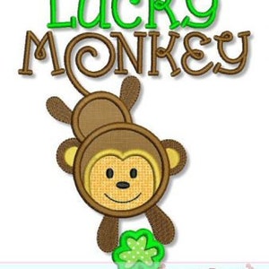 Può includere: Illustrazione di un cartone animato di una scimmia marrone che tiene un trifoglio verde. Il testo "LUCKY MONKEY" è sopra la scimmia in verde e marrone. La scimmia ha una faccia beige e orecchie gialle. L'immagine ha uno sfondo bianco.