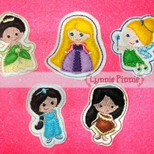 Op de afbeelding: Vijf geborduurde strijkpatches met verschillende Disney-prinsessen. De prinsessen zijn gekleed in hun kenmerkende kleuren en hebben lang haar. De patches zijn perfect om een ​​toets Disney-magie toe te voegen aan elk project.