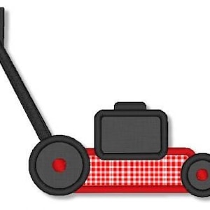 Può includere: Un tosaerba rosso e nero con un motivo a scacchi sul ponte. Il tosaerba ha un manico nero e due ruote nere.