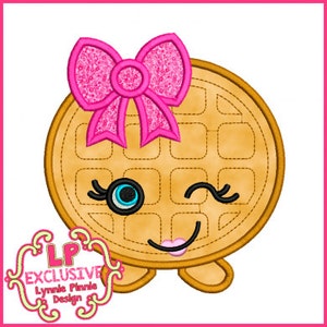 Op de afbeelding: Een cartoonwafel met een roze strik, een knipoog en een roze lip. De wafel heeft een geel gezicht en bruine benen.