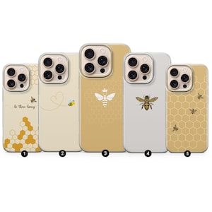 Könnte beinhalten: Fünf verschiedene iPhone-Hüllen mit Bienen-Motiv. Die Hüllen sind transparent und zeigen verschiedene Designs, darunter ein Wabenmuster, eine Biene mit Krone und eine Biene mit Flügeln. Auf einer Hülle steht der Text "hi there honey".