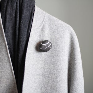 Broche de guijarros de fieltro - gris carbón