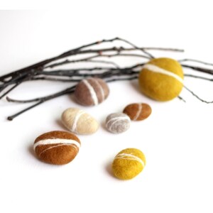 Hand felted Pebbles Golden Harvest Bild 3