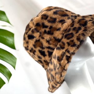 Leopardmönstrad fuskpäls-bukett: Plyschig vintermössa