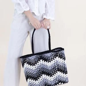 Schwarz weiße Chevron Boxy Einkaufstasche handgestrickte schwarz weiße gehäkelte Strandtasche - Sommermode-Picknicktasche - Boho-Umhängetasche mit langem Griff