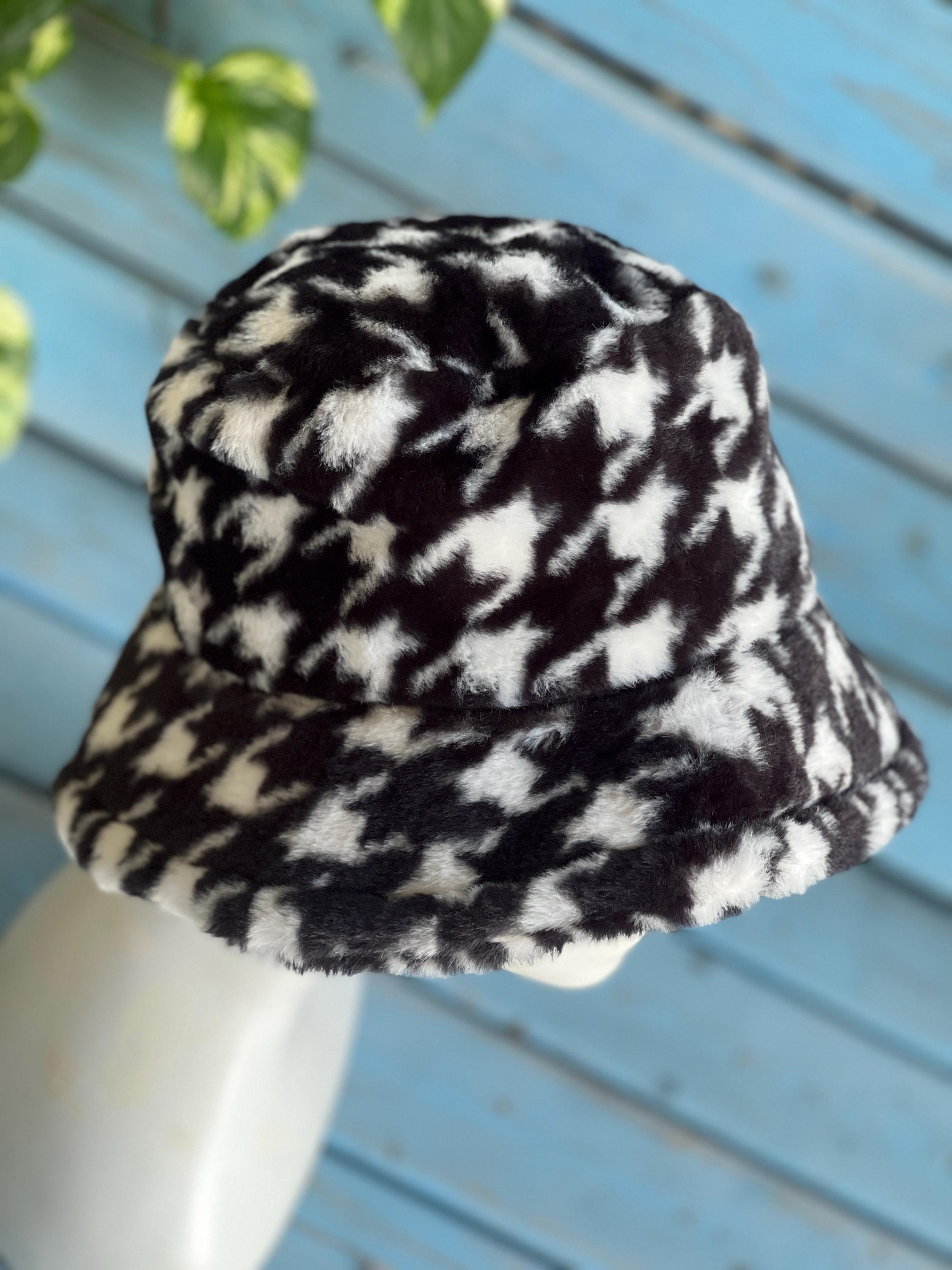 Houndstooth Faux Fur Bucket Hat: Plush Winter Fisherman Hat  display picture 2