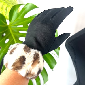 Faux Fur Trim Gloves: Elegant Gray Gloves with Leopard Print Cuffs