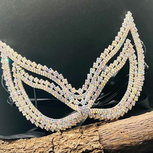 2025 Silver Crystal Masquerade Mask – Cat Eye Form for a Striking Impression