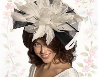 Svartvit fjäderfascinatorhatt, elegant derbyhatt med bred brätte för bröllopsgäster
