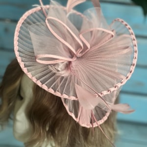Blush Pink Feather Fascinator Hat – Elegant Mesh Headpiece for Weddings, Derby, Church, Tea Party  Special Events