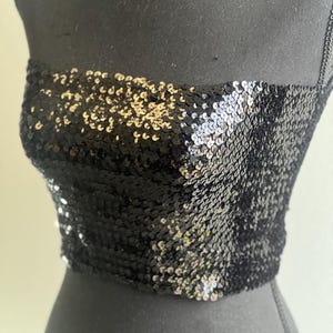 Top tomara que caia preto com lantejoulas: Cropped sem alças com brilho para festa