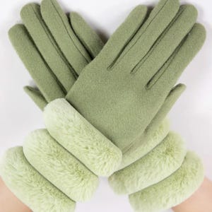 Green Faux Fur Cuff Gloves: Touch Screen Winter Warmth