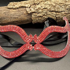 Red Crystal Masquerade Mask – Cat Eye Form for a Striking Impression