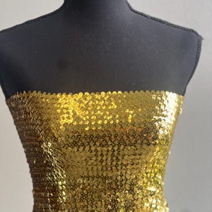 Top tomara que caia com lantejoulas douradas: Top curto brilhante sem alças para festa