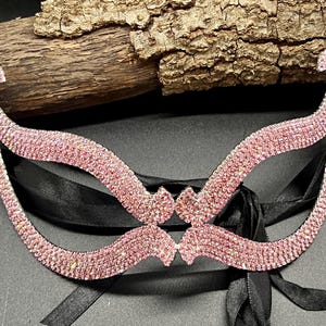 Pink Crystal Masquerade Mask – Cat Eye Form for a Striking Impression