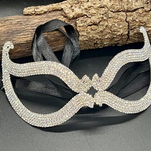 Silver Crystal Masquerade Mask – Cat Eye Form for a Striking Impression