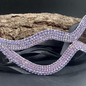 Purple Lavender Crystal Masquerade Mask – Cat Eye Form for a Striking Impression