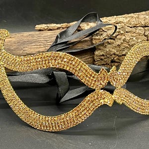 Gold Crystal Masquerade Mask – Cat Eye Form for a Striking Impression