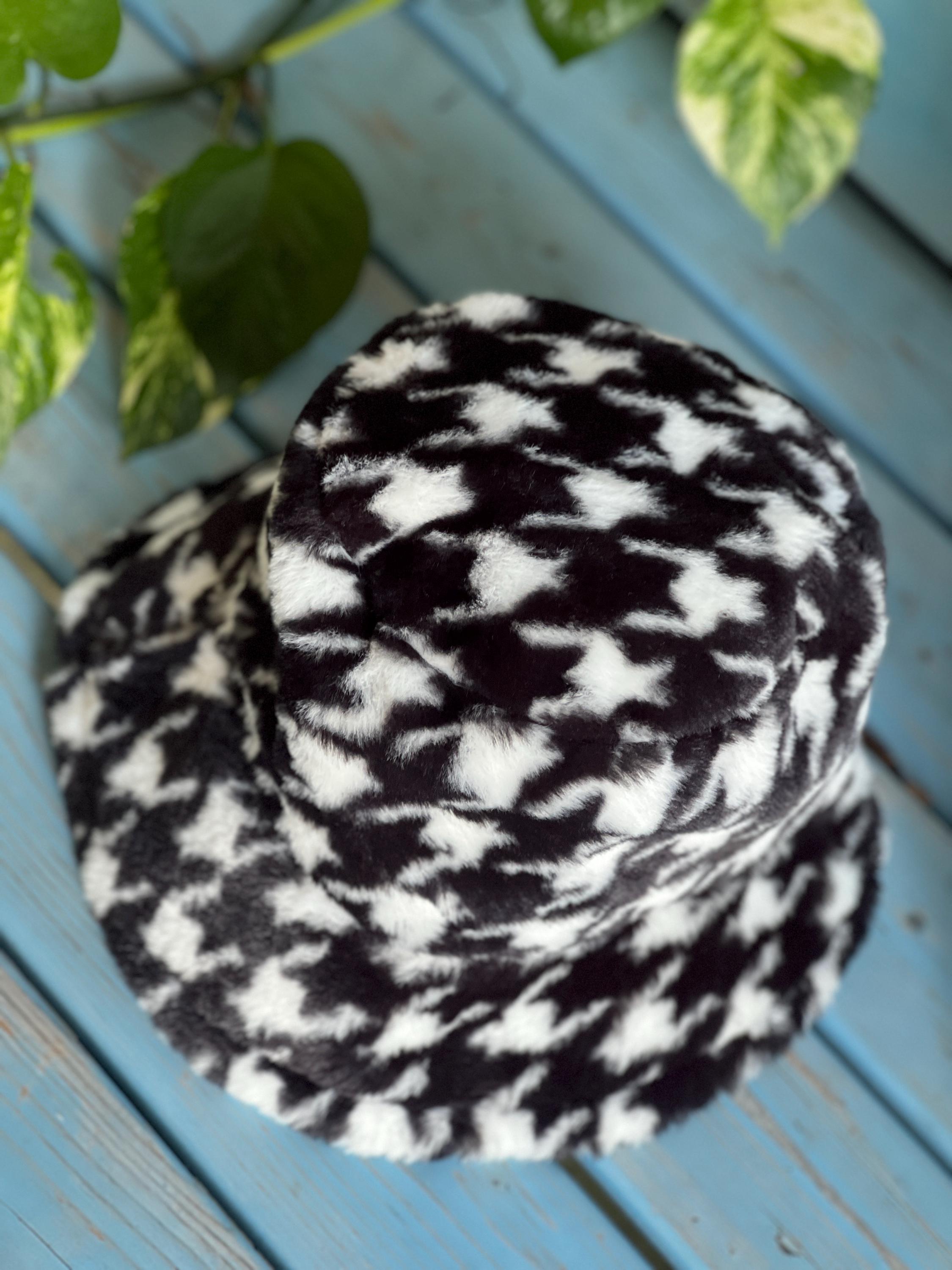 Houndstooth Faux Fur Bucket Hat: Plush Winter Fisherman Hat  display picture 3