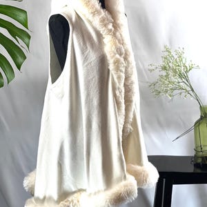 Sweat à capuche blanc en fausse fourrure Cape sans manches Style luxueux et confort