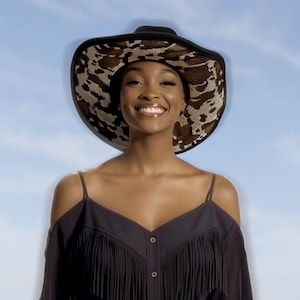 Pode incluir: Um conjunto de três canecas de cerâmica com acabamento fosco e salpicado. As canecas são em tons de creme, cinza claro e cinza escuro. Cada caneca tem um design simples e minimalista.