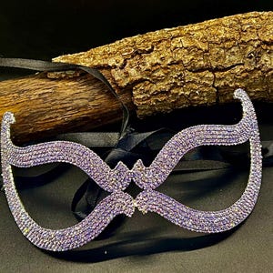 Lavender Crystal Masquerade Mask – Cat Eye Form for a Striking Impression
