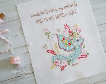 Puede incluir: Tela blanca bordada con un diseño de pájaro azul y flores rosas. El texto "Espero en el Señor, mi alma espera y espero en su palabra" está bordado en hilo marrón. El texto "Salmo 130:5" está bordado en hilo marrón debajo del pájaro.