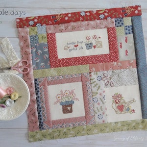 Peut inclure: Un bloc de courtepointe patchwork avec un schéma de couleurs rouge, rose, vert et bleu. Le bloc présente une variété de motifs floraux et le texte "Simple Days gentle life".