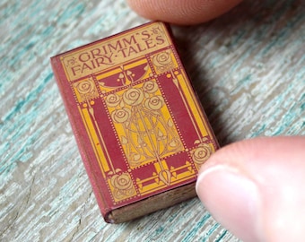 Miniatur Grimms Märchenbuch – 1:12 Maßstab Puppenhaus Requisite • Antikes Märchenbuch Sammlerstück • Märchen Geschenk für Miniatur Enthusiasten