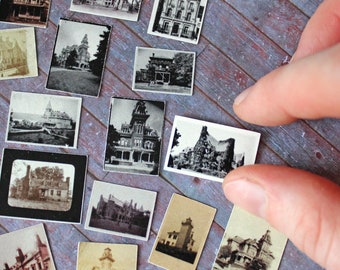 Może przedstawiać: Kolekcja małych, sepiowych zdjęć budynków, rozrzuconych na drewnianej powierzchni. Zdjęcia przedstawiają różne style architektoniczne, w tym domy i inne konstrukcje. Zdjęcia są prostokątne i wydają się być w stylu vintage lub antycznym.
