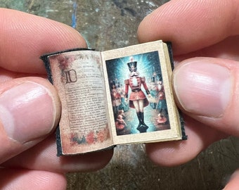 Handgemaakt miniatuur open boek: notenkraker poppenhuisaccessoire
