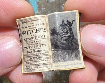 Miniatuurboek heksen en verschijningen – schaal 1:12 paranormaal rekwisiet • Kleine historische hekserijtekst voor poppenhuis • Occult open boek